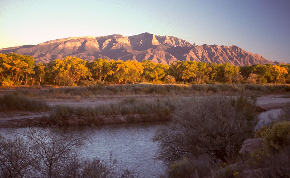 Sandia Mountains durante el atardecer, abajo se puede ser el Rio Grande