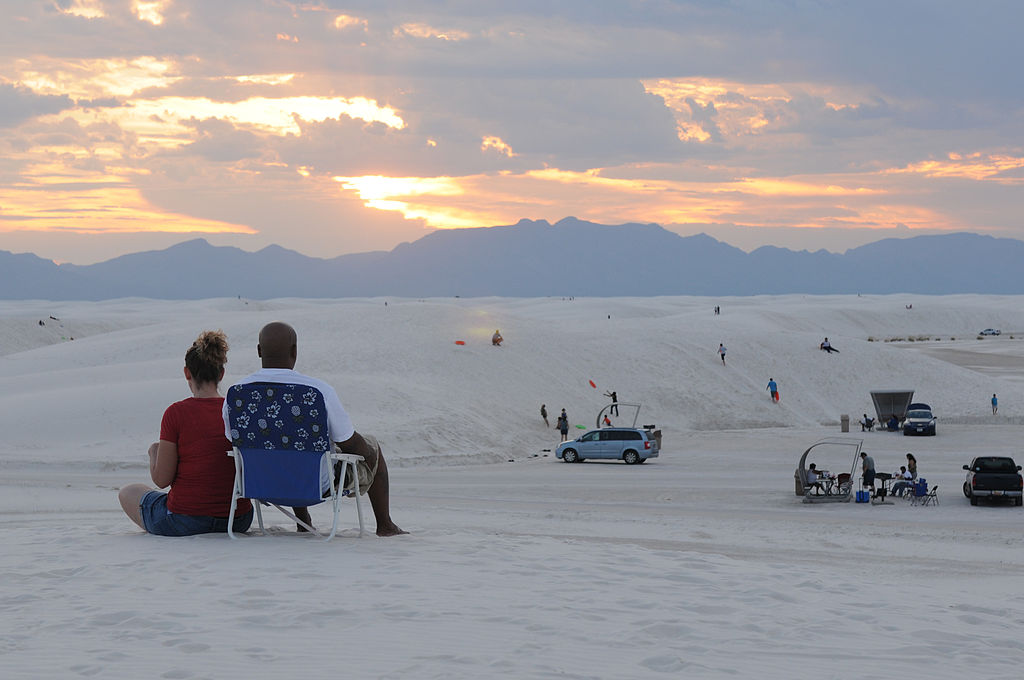 Una pareja disfrutando de la puesta de sol en el Parque Nacional White Sands