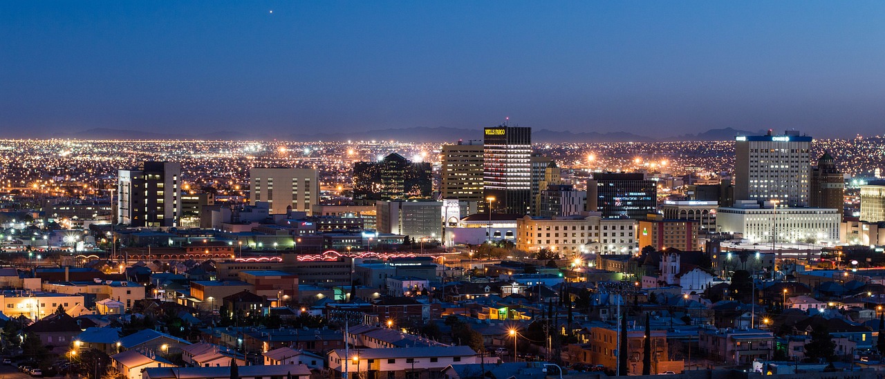 Foto nocturna de la ciudad de El Paso, Texas